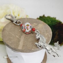 llavero de plata con colgante de caballo y hermosa perla roja y blanca hecha a mano y perla de diseño de color rosa y verde