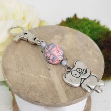 llavero de plata con humor de elefante estilizado y perla rosa y morada hecha a mano