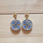 Pendientes luminosos con palmetas rojas o azules y entrelazado dorado