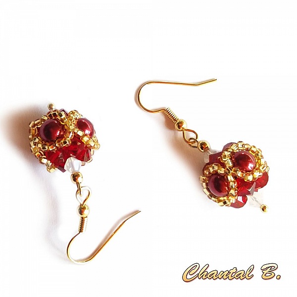 Boucles d'oreilles boule perl&eacute;e swarovski bordeaux opale et or