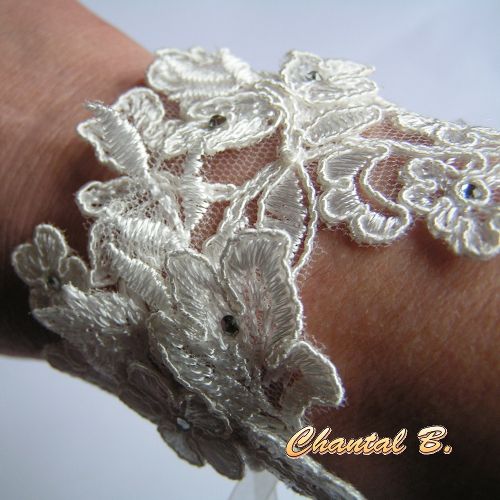 Brazalete de boda de encaje marfil y strass