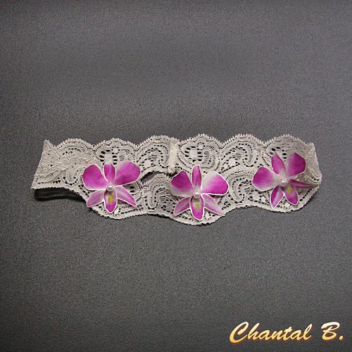 Pulsera orquídea adaptable a una diadema de encaje de guipur blanco y su flor de seda rosa orquídea de boda