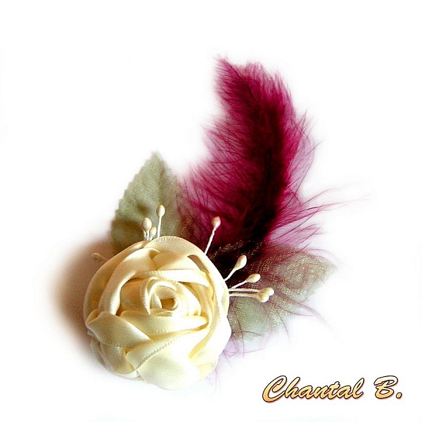 Broche fleur de satin ivoire plume bordeaux mariage c&eacute;r&eacute;monie 