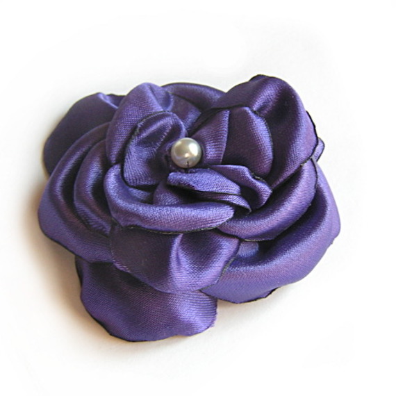 flor de raso morado y perla hecha a mano para accesorio de boda