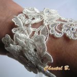 Brazalete de boda de encaje marfil y strass