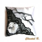 SUR COMMANDE - coussin d'alliances pour mariage romantique satin blanc fleur de satin et dentelle noire