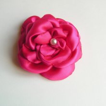 flor de raso rosa fucsia y perla hecha a mano para accesorio de boda