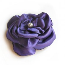 flor de raso morado y perla hecha a mano para accesorio de boda