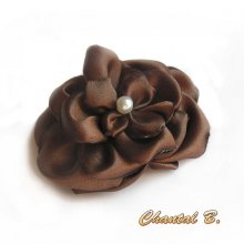 flor de raso de chocolate y perla hecha a mano para accesorio de boda