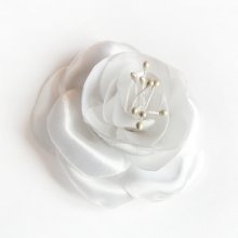 flor de raso blanco y pistilos hecha a mano para accesorio de boda