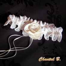 liguero de novia de encaje festoneado flor de raso marfil con pistilos y cintas marfil