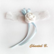 liga de boda de encaje blanco con flor de raso y lazo azul