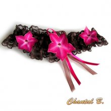 liguero de boda de encaje chocolate flores de seda fucsia