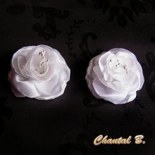 clips zapatos de novia flor de raso blanco y pistilos blancos accesorio ceremonia de boda por la noche