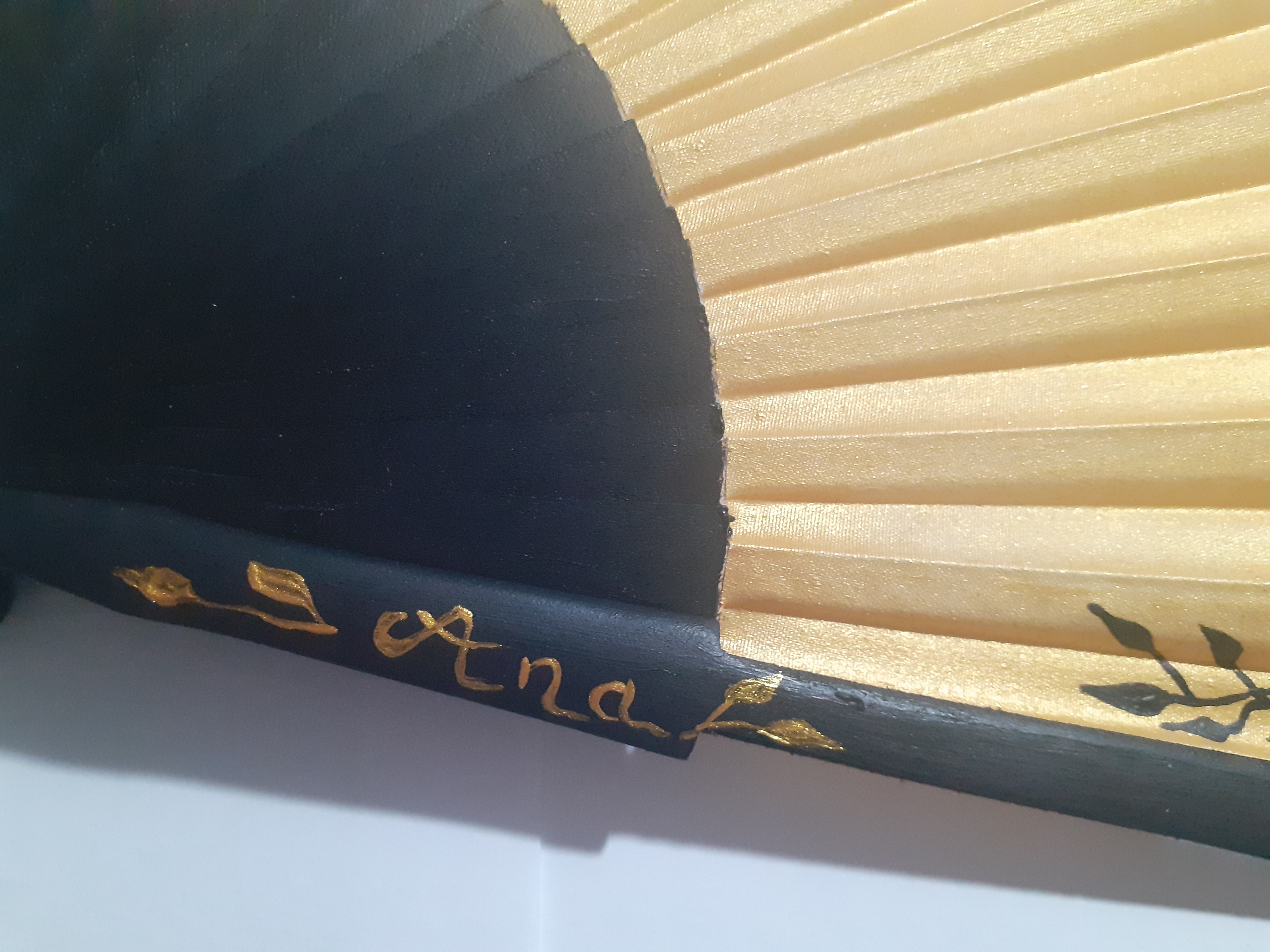 Abanico de satén "Cateyes" dibujado y pintado a mano