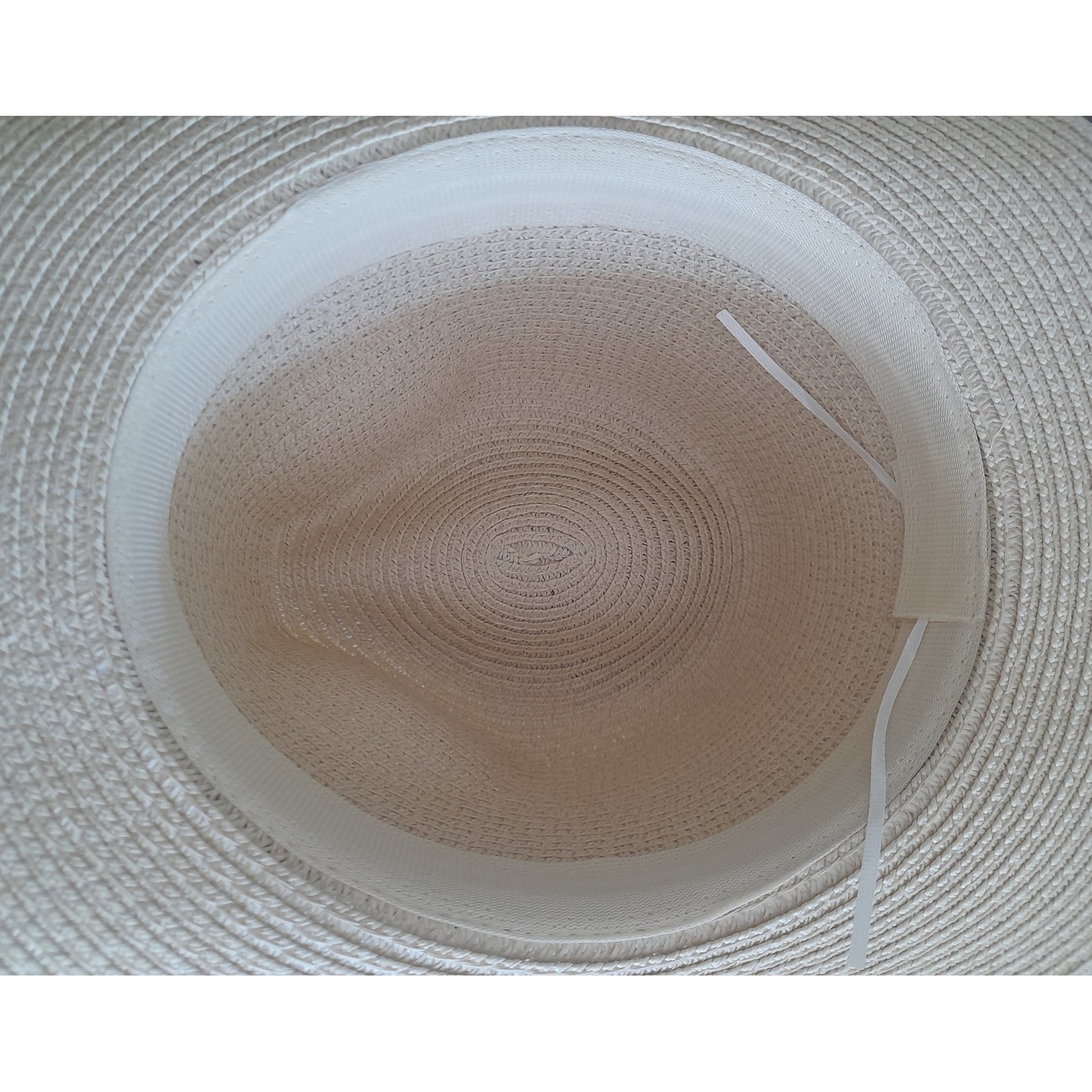 Un joli chapeau style Panama en paille enduite pour une meilleure protection