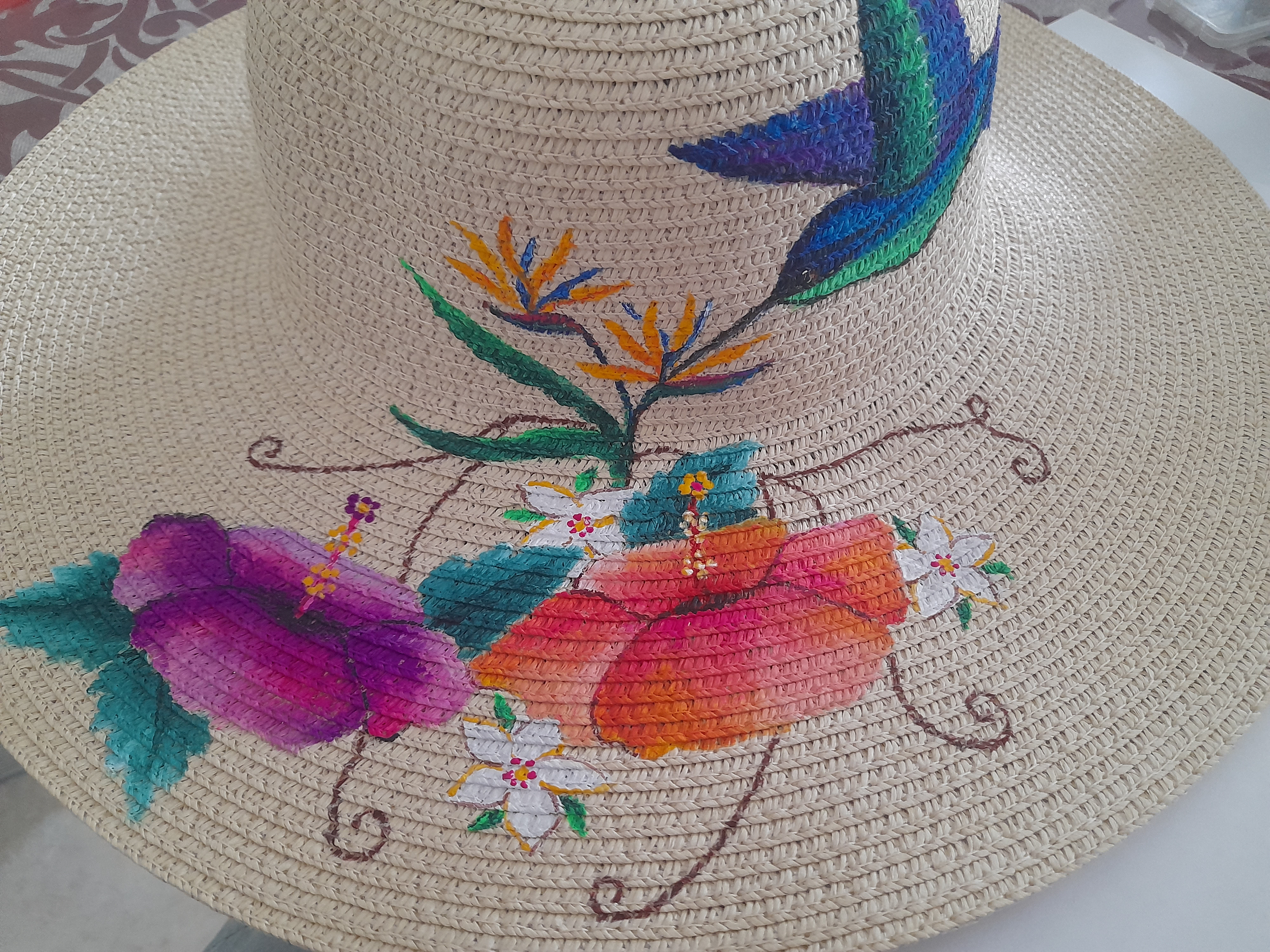 Jolie capeline enti&egrave;rement peinte &agrave; la main, en paille enduite pour une meilleure protection "Colibri"