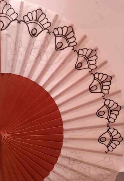  Eventail en soie dessin&eacute; et peint &agrave; la main "Namaste"