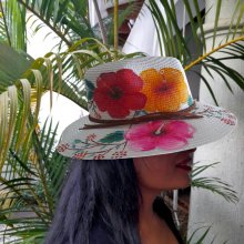 Un joli chapeau style Panama en paille enduite pour une meilleure protection