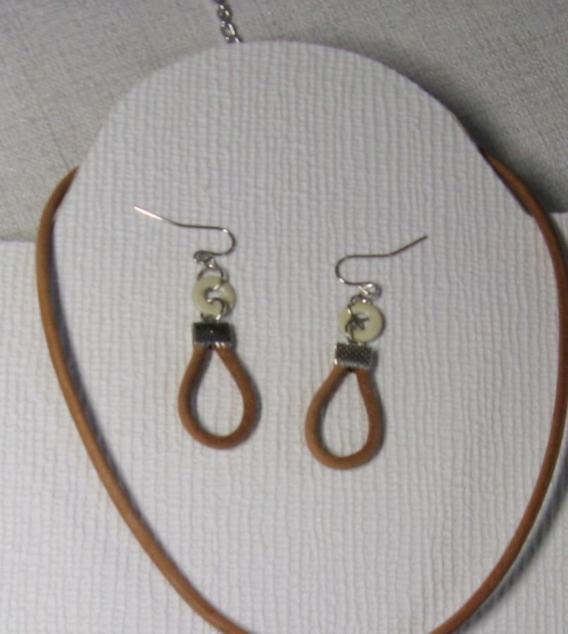 Boucles d'oreille fantaisie en cuir et émail