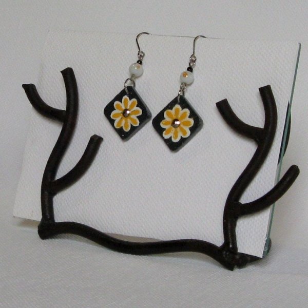 Boucles d'oreille pour Femme en Ardoise Emaillée d'une Fleur Jaune et Blanche, Création Artisanale