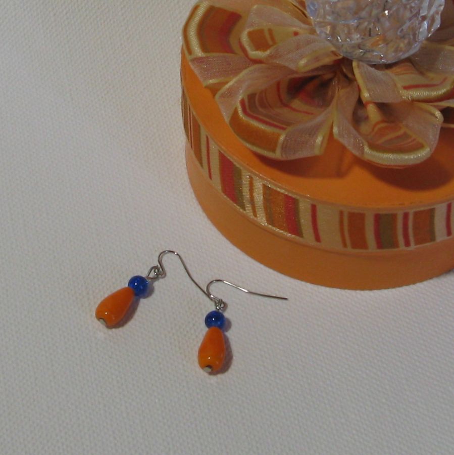 Pendientes naranja y azul oscuro