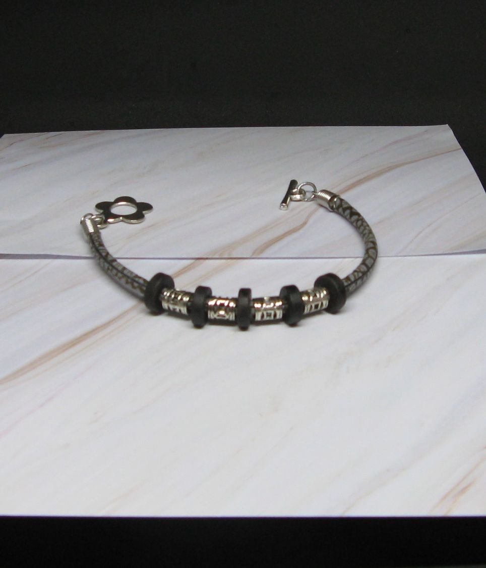 Pulsera de cuero para mujer con plata y perla negra, creación única