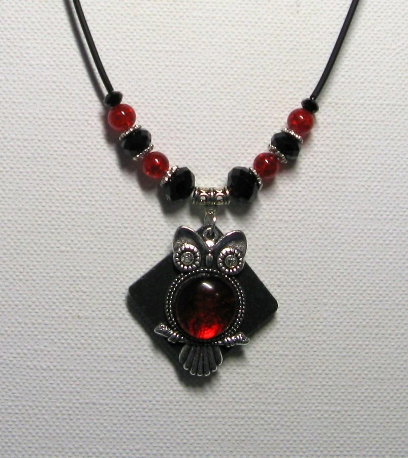 collier pendentif grosse chouette rouge sur ardoise et silicone 