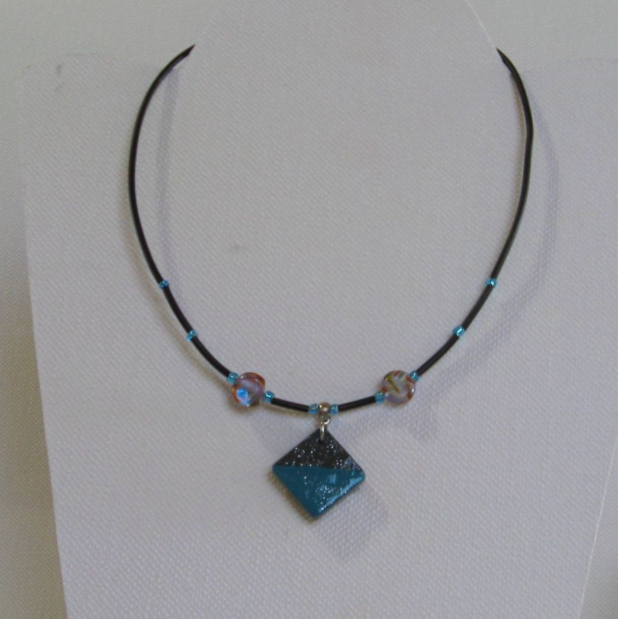 Collar de pizarra vidriada azul para mujer, creación única, montado en cordón de silicona negro