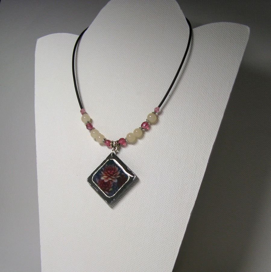 Collar de pizarra Flores rosas en cordón de silicona y perlas, creación única hecha a mano