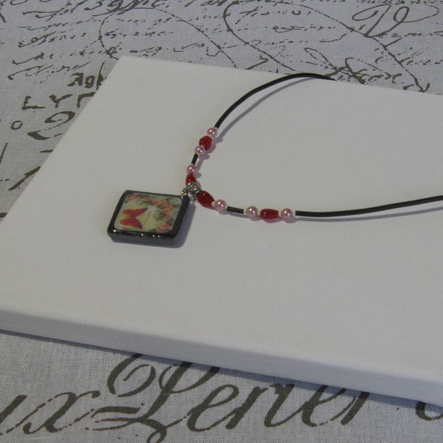 Collier Femme en Ardoise Motif Papillon Rouge Style Vintage