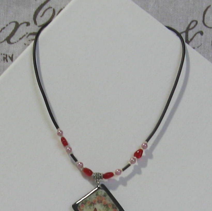 Collier Femme en Ardoise Motif Papillon Rouge Style Vintage