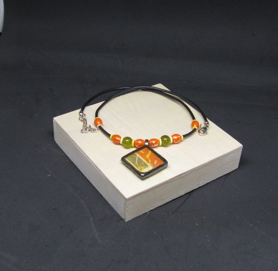 Collar de pizarra naranja y verde para mujer, creación única