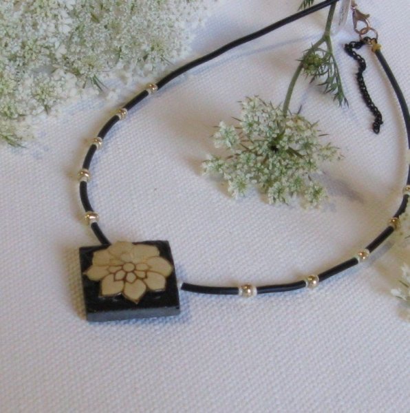 Colgante Collar de Pizarra para Mujer con una Flor Cruda sobre un Cordón de Silicona Negro, Creación Única