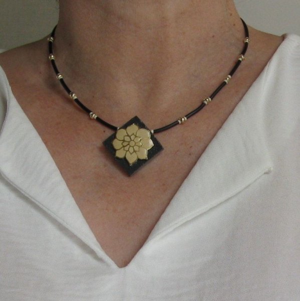 Colgante Collar de Pizarra para Mujer con una Flor Cruda sobre un Cordón de Silicona Negro, Creación Única