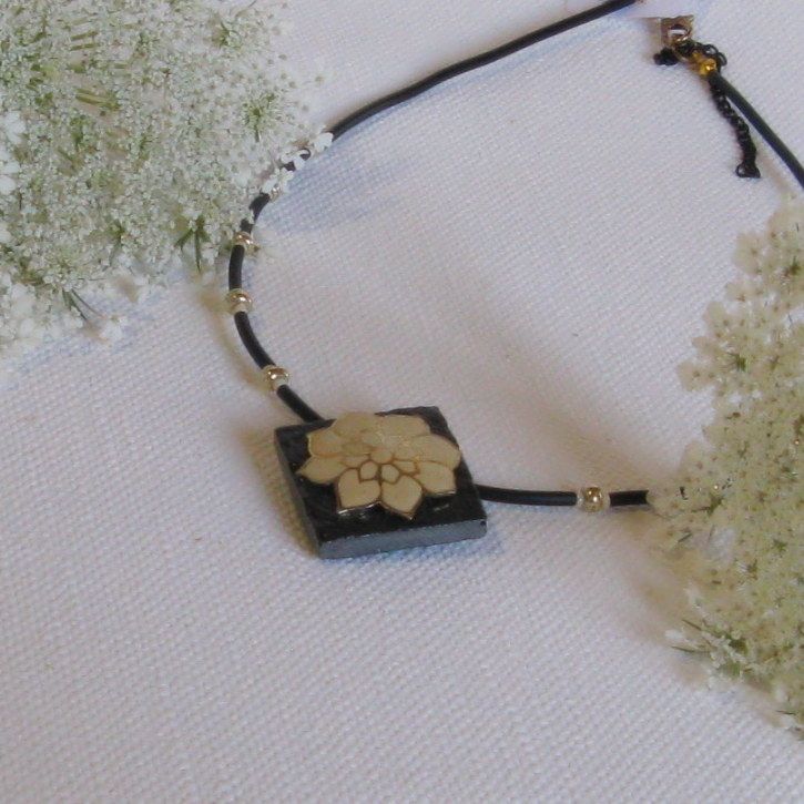 Colgante Collar de Pizarra para Mujer con una Flor Cruda sobre un Cordón de Silicona Negro, Creación Única