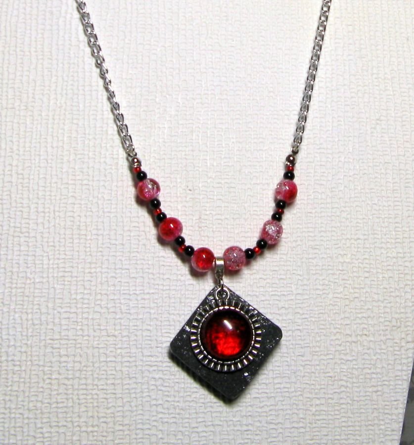 collier pendentif cabochon rouge sur ardoise montage chaine