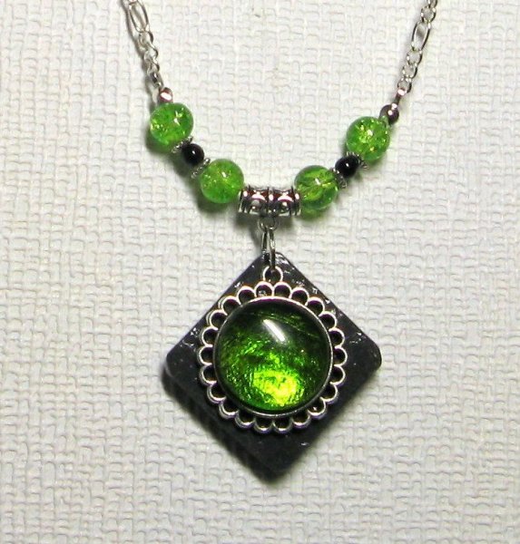 collier pendentif cabochon vert sur ardoise montage chaine