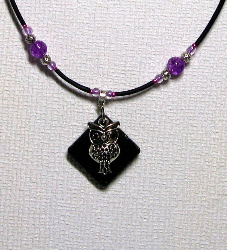 collier pendentif chouette argentée sur silicone et perles violette