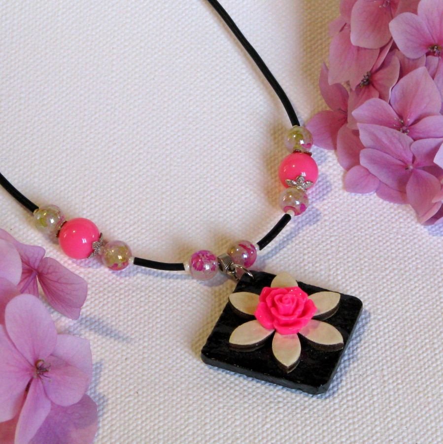 Collar de Pizarra para Mujer con Diseño de Flores Fucsia y Crudo, Creación Única