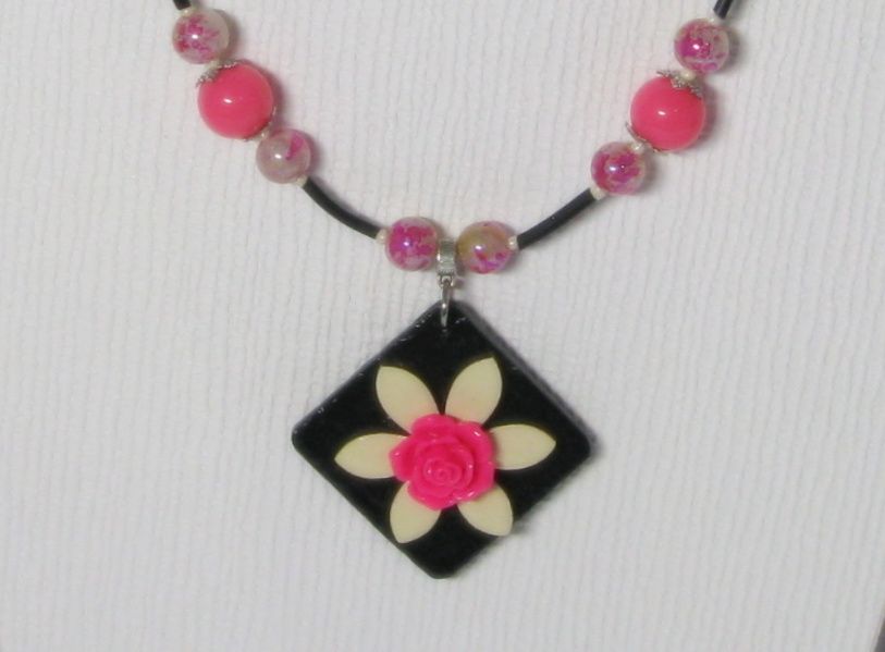 Collar de Pizarra para Mujer con Diseño de Flores Fucsia y Crudo, Creación Única