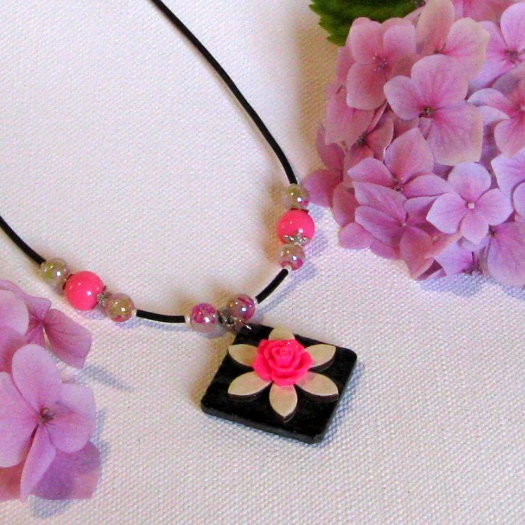 Collar de Pizarra para Mujer con Diseño de Flores Fucsia y Crudo, Creación Única