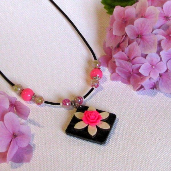 Collar de Pizarra para Mujer con Diseño de Flores Fucsia y Crudo, Creación Única