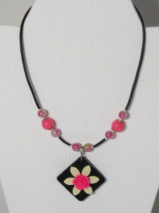 Collar de Pizarra para Mujer con Diseño de Flores Fucsia y Crudo, Creación Única