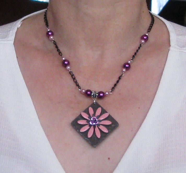 collier pendentif fleur émaillée rose sur chaine noire