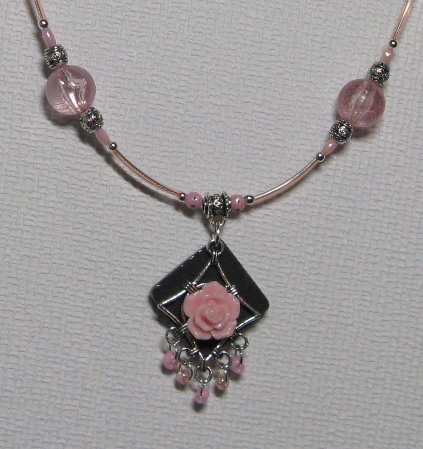 collier pendentif romantique fleur rose sur cordon rose et perles