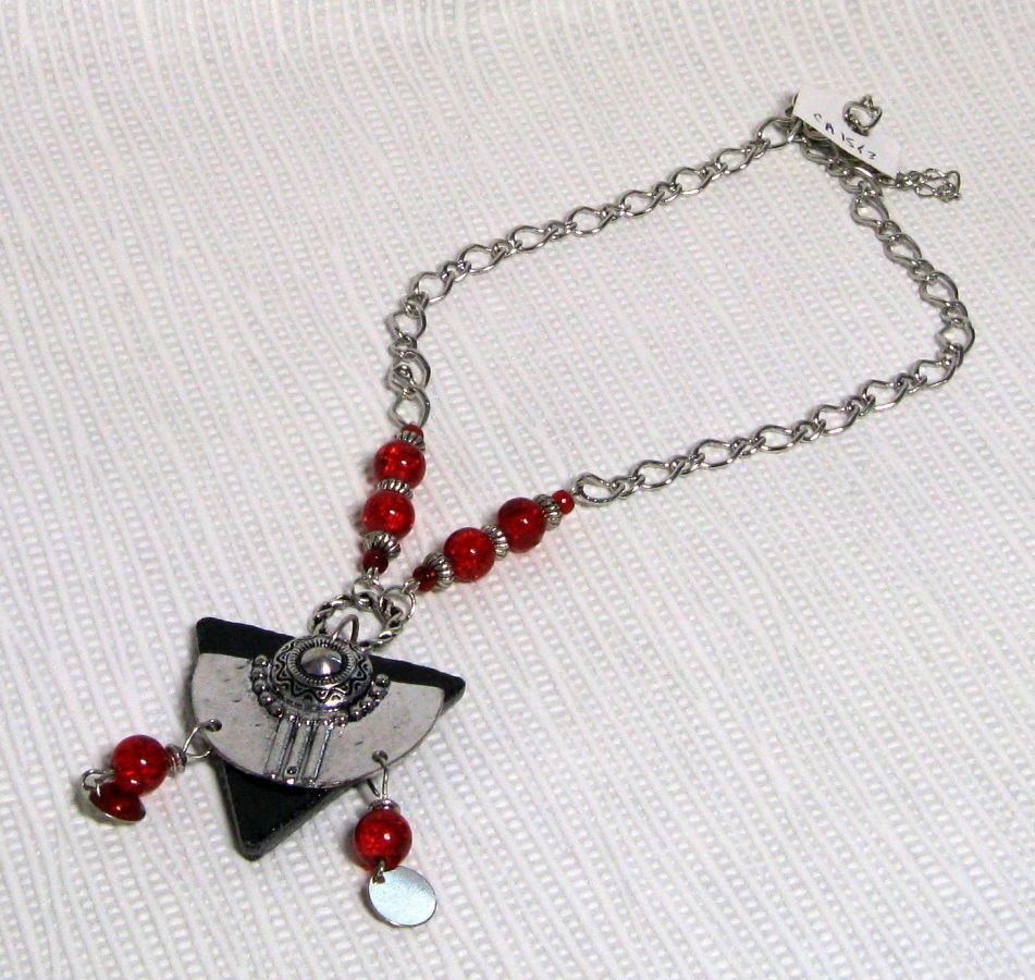 collier pendentif rouge et argent style ethnique avec ardoise