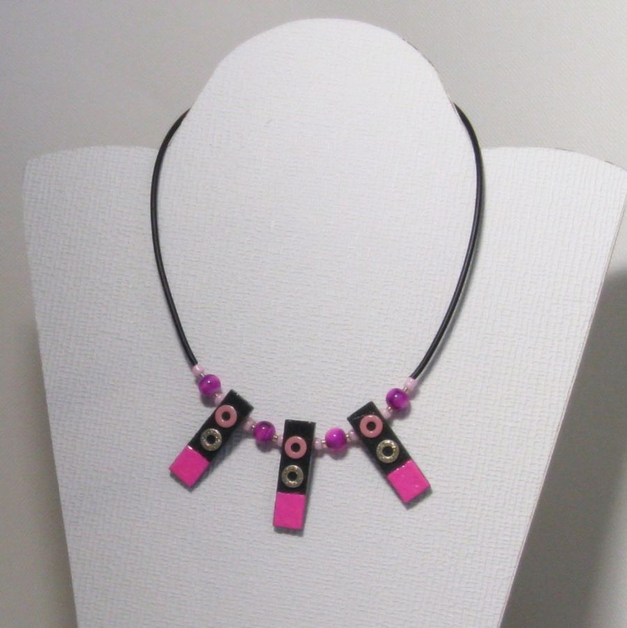 Collier plastron rose pâle, fuchsia et doré pour femme 