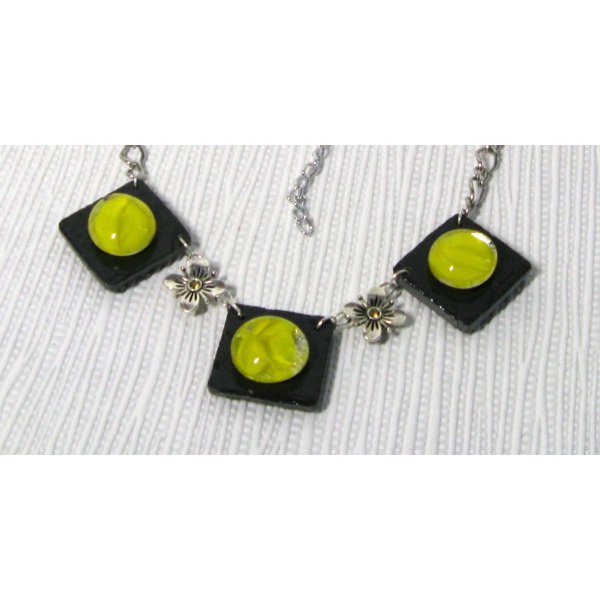 collier plastron cabochon jaune sur ardoise montage chaine argentée