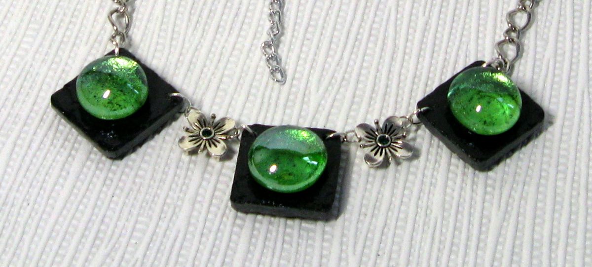 collier plastron cabochon vert sur ardoise montage chaine argentée